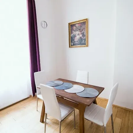 Spacious Flat Next To The Dancing House, Vltava River Side פראג