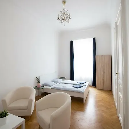 Spacious Flat Next To The Dancing House, Vltava River Side * פראג